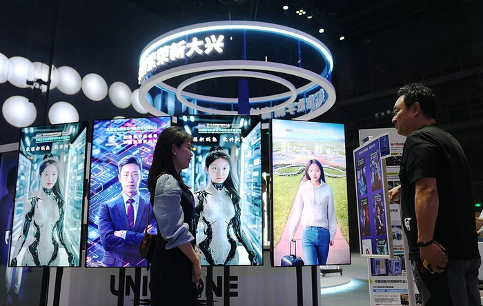 2024年7月4日,数据驱动新质软件高质量发展论坛在北京大兴经济开发区举办,一名观众在现场体验制作自己形象的数字人