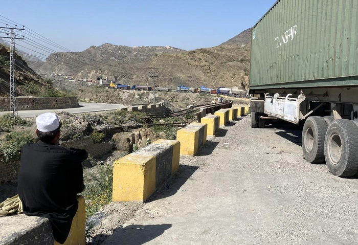 10月13日，在巴基斯坦與阿富汗的邊境口岸多爾哈姆，卡車因邊境地區(qū)沖突而滯留。新華社發(fā)
