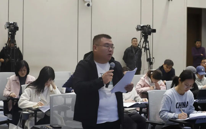 海报新闻记者：