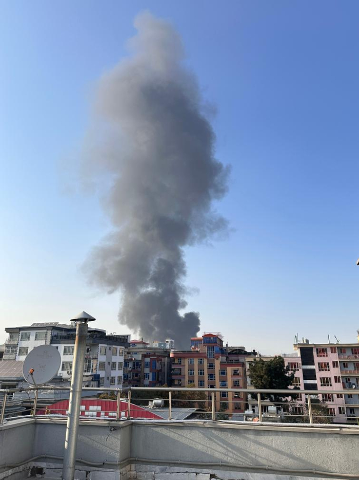 這是10月15日在阿富汗首都喀布爾拍攝的爆炸現(xiàn)場(chǎng)升起的濃煙（手機(jī)照片）。新華社發(fā)（蔣春梅 攝）