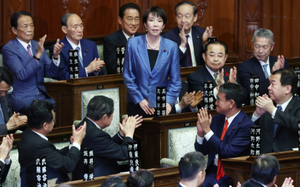 ▲當(dāng)?shù)貢r間2025年10月21日，日本東京，高市在日本眾議院首相指名選舉第一輪投票中，早苗正式自民黨總裁高市早苗獲得過半票數(shù)，內(nèi)閣當(dāng)選日本第104任首相。完成圖/IC photo