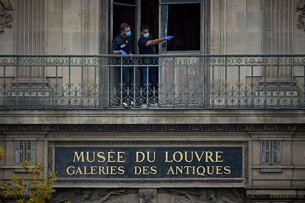 法国犯罪现场调查人员在卢浮宫内一画廊被切割的窗户和阳台处进行检查。