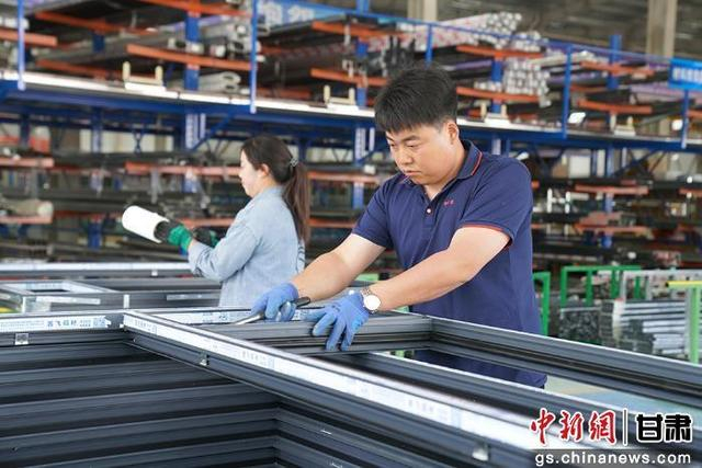 成县抛沙产业园让群众实现了家门口就业。 刘建军 摄