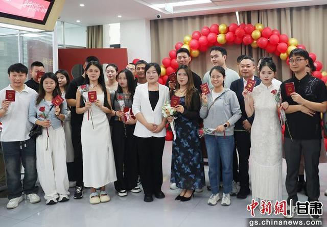 成县举行“为爱减负 情定七夕”集体颁证仪式。 陈海龙 摄