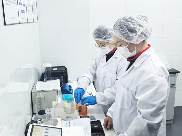 工作人员快检室抽检农药残留