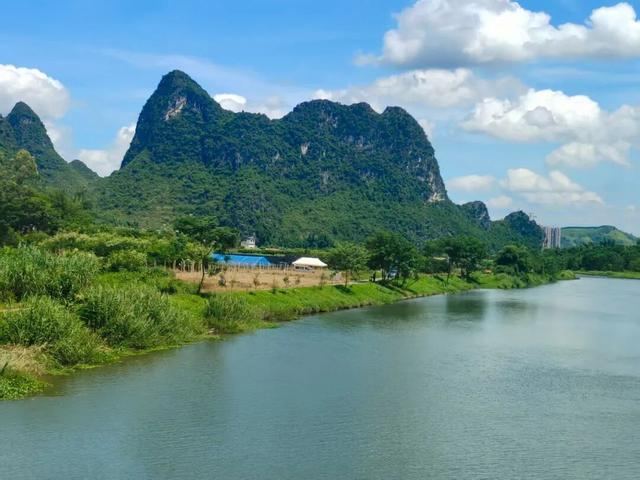 修复工程采用播种本地草种等方式恢复坡岸生态。苏文娟 摄