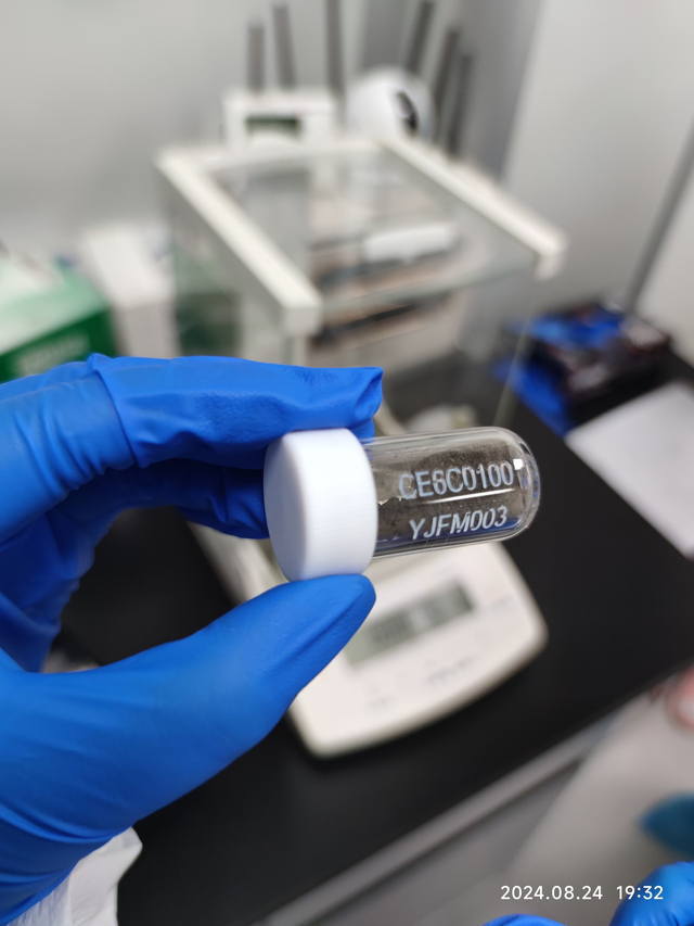 2024年8月24日，在中國科學(xué)院廣州地球化學(xué)研究所實驗室內(nèi)拍攝的現(xiàn)新線索月壤樣品。（中國科學(xué)院廣州地球化學(xué)研究所供圖）