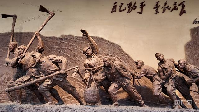“自己动手，丰衣足食”雕像（央广网记者 苏睿楠 摄）