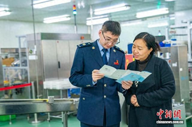 资料图为税务干部上门为企业讲解绿色税制政策知识。国家税务总局青海省税务局供图