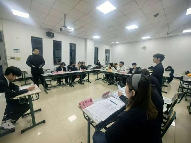 导师给学生们上课。上海海洋大学供图