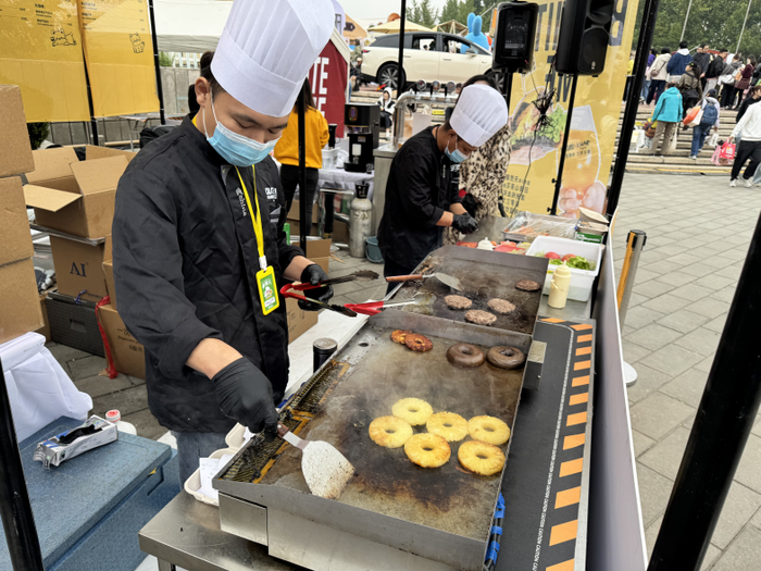 图为烘焙师们正在烤制食品。