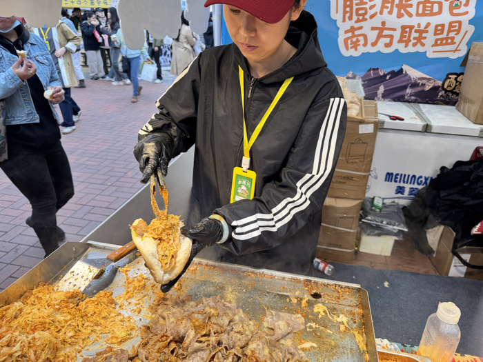 图为店员正在制作酸菜烤肉恰巴塔。