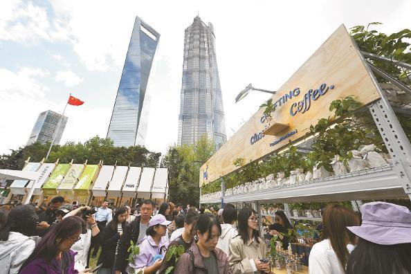             正在销售的巴拿马瑰夏咖啡树苗，吸引了大批消费者排队购买  本报记者  徐程  摄          