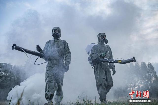 图为防化分队官兵正在深入“染毒”地带进行洗消。刘思远 摄