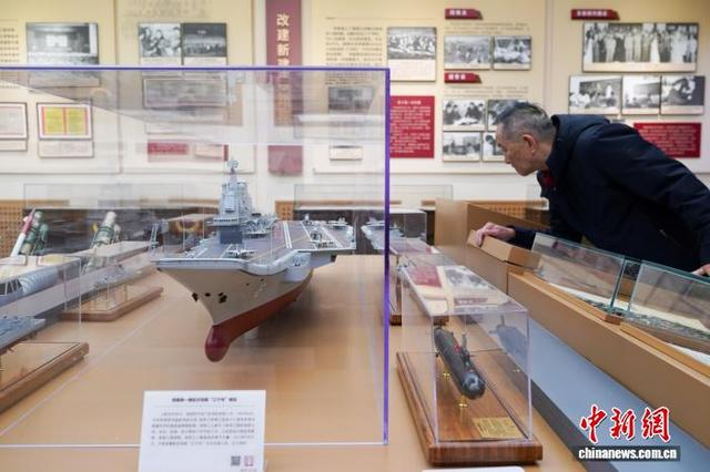 10月23日,黑龙江哈尔滨,中国第一艘航空母舰“辽宁号”模型吸引市民观看。中新社记者 赵宇航 摄