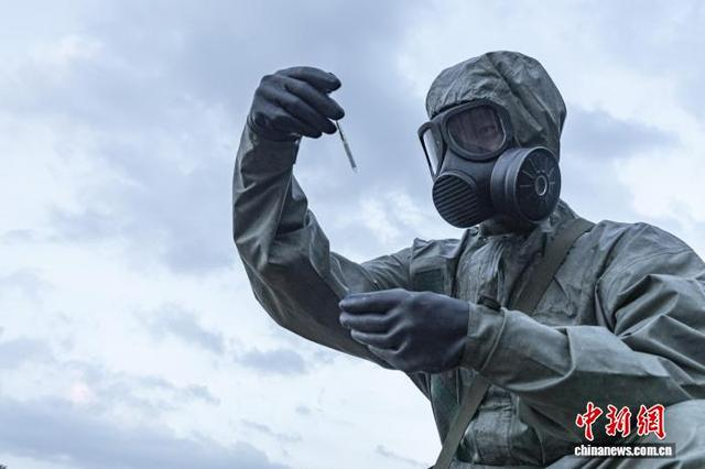 图为防化分队官兵正在确定毒剂种类。何家龙 摄