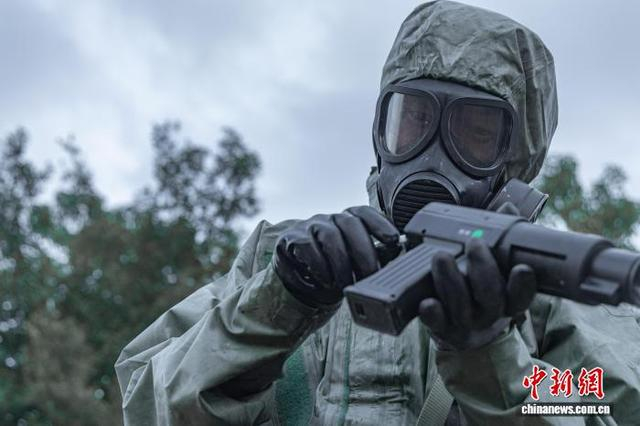 图为防化分队官兵正在进行采样侦毒。刘思远 摄