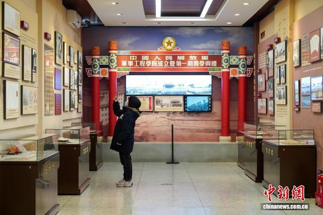 10月23日,黑龙江哈尔滨,市民在哈军工纪念馆参观。中新社记者 赵宇航 摄