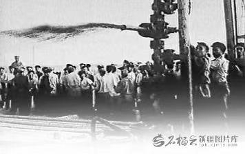 1955年10月29日,克拉玛依一号井喷出工业油流。新疆油田供图