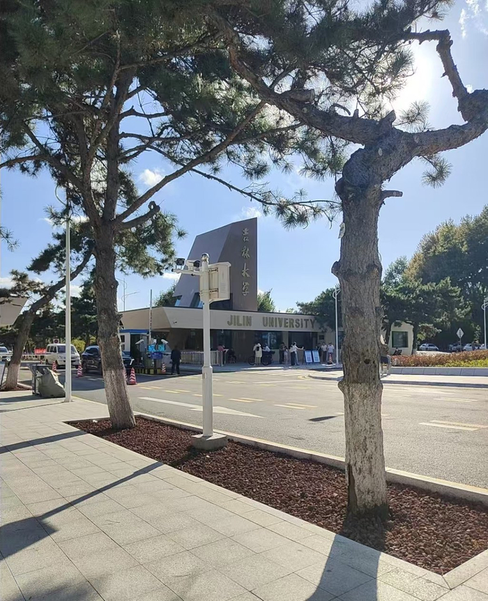 张希希在吉林大学参加面试。