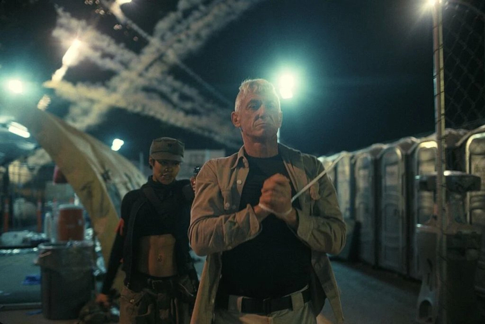 洛克乔上校出场时的主题旋律采用管弦乐。