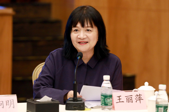 中国视协副主席、上海视协副主席、一级编剧王丽萍