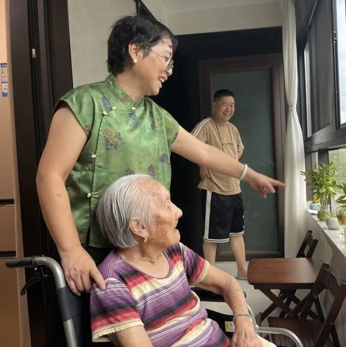 58岁外孙女,为104岁外婆安装“幸福梯”!