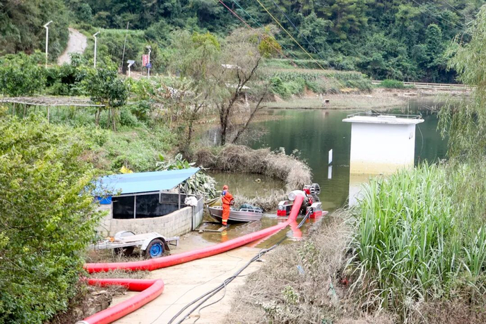 新甲乡内涝点排水工作顺利启动。（梁力升 摄）