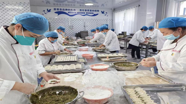 敖汉旗北城新区社区“名扬饺子厂”为辖区群众提供就业岗位。（资料图）