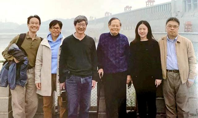 家人送别杨振宁: 女儿杨又礼伴继母翁帆身侧 长子杨光诺疑因病缺席__财经头条__新浪财经