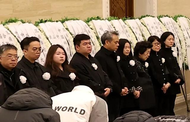 家人送别杨振宁: 女儿杨又礼伴继母翁帆身侧 长子杨光诺疑因病缺席__财经头条__新浪财经