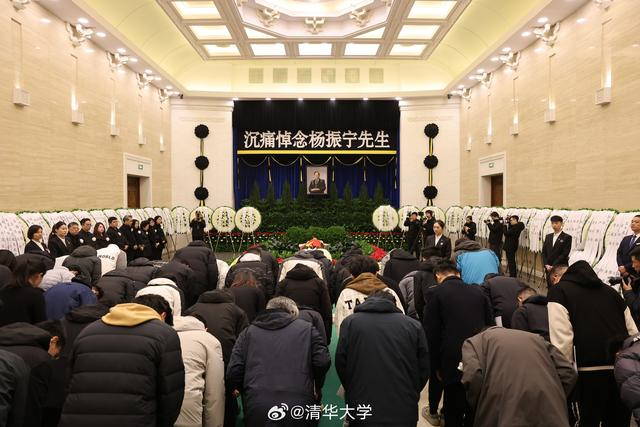 家人送别杨振宁: 女儿杨又礼伴继母翁帆身侧 长子杨光诺疑因病缺席__财经头条__新浪财经