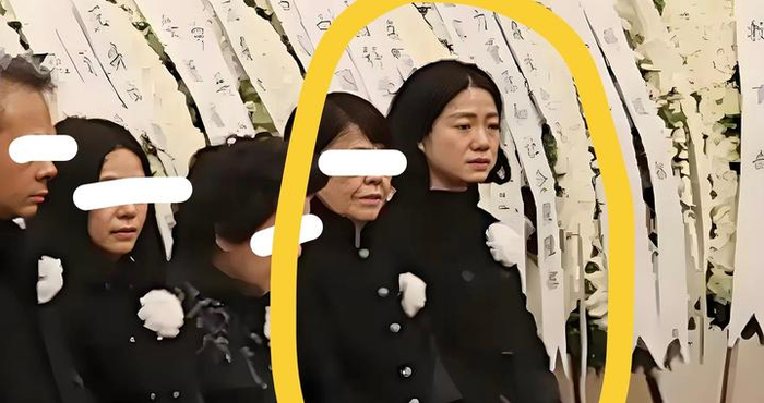 深情未随天人隔,翁帆红肿双眼送别挚爱杨振宁,引众人泪目
