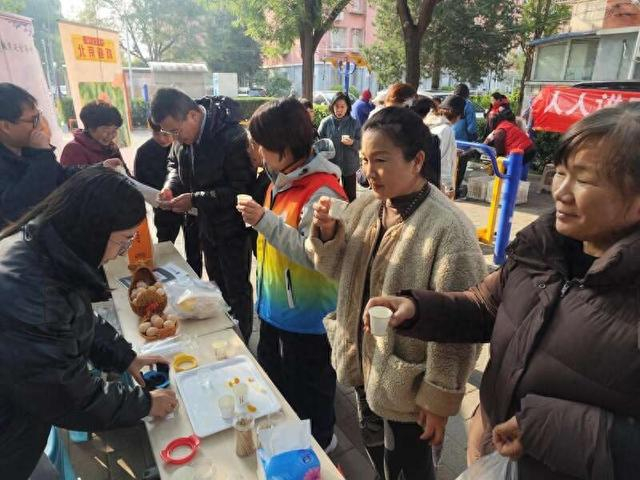 居民品尝北京油鸡鸡汤和“年轮蛋”。主办方供图
