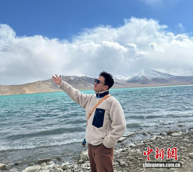 图为王搏在新疆。受访者供图