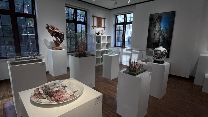 展厅内陈设了来自老师与工艺大师的作品，涵盖各种门类。