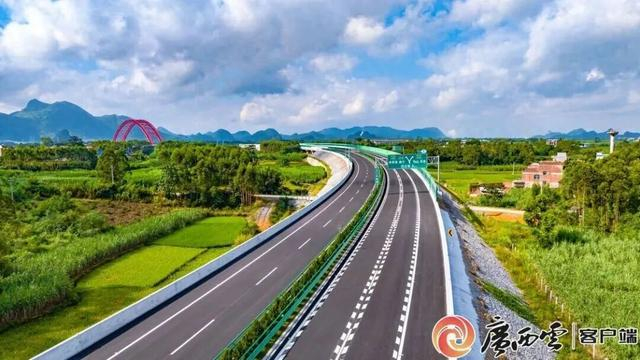 来宾西过境线公路交安设施完备，标志标牌清晰醒目。黄艳芳 摄