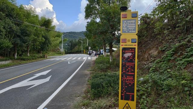 10月16日下午，建宁县环金铙山旅游示范公路的“电子哨兵”向通过车辆发出安全预警。 澎湃新闻记者 王洛伊 图