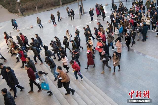 资料图:国考考生排队准备进考场。中新社记者 武俊杰 摄