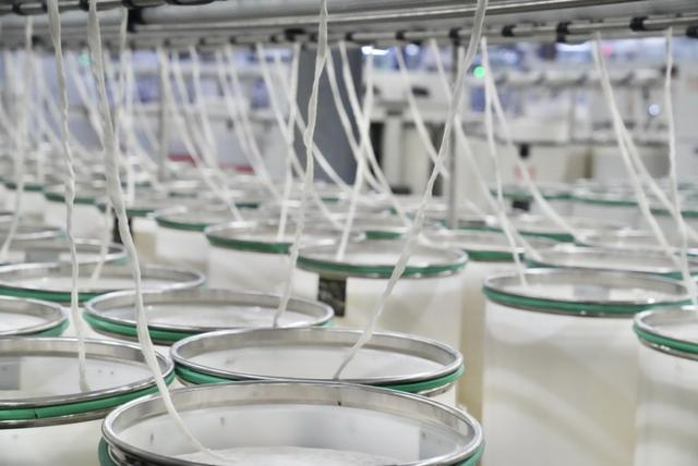 10月14日，建宁县云杉纺织正在生产的数智化车间里几乎看不到工作人员。 澎湃新闻记者 王洛伊 图