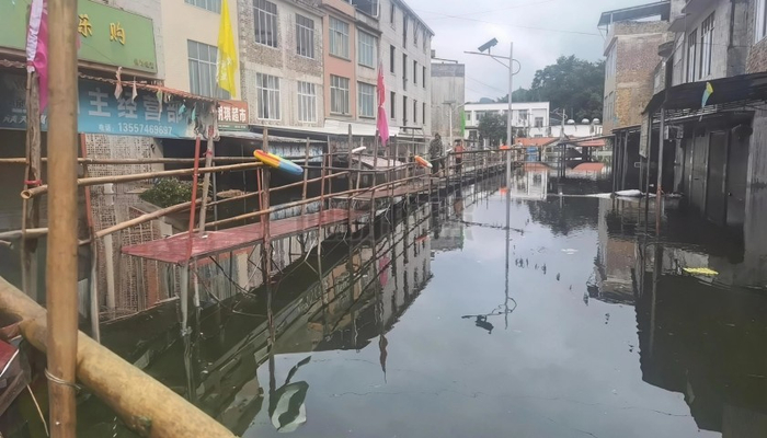 村民在钢铁桥上穿行。图片来源：受访者供图。