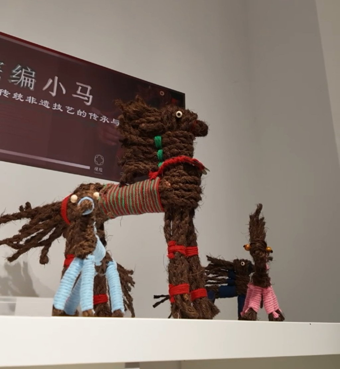 来自非遗手艺人的棕编小马