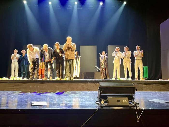 谢幕时，大卫·多伊阿什维利带领全体演员、主创向现场观众飞吻致意   摄影 王诤