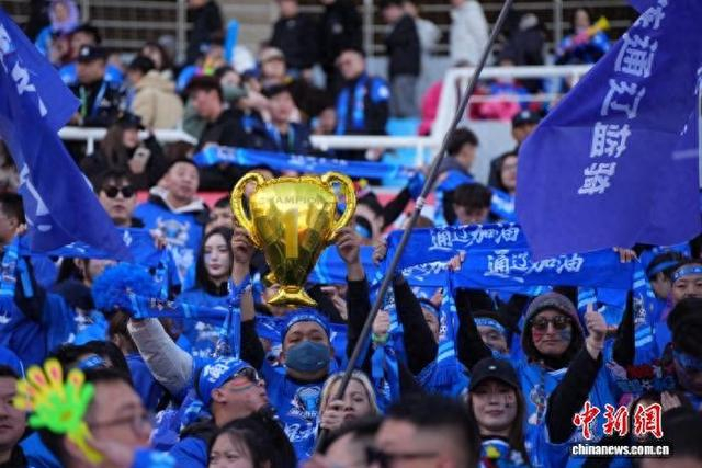 10月25日,呼和浩特体育场内,球迷为通辽队加油。 巴图乌力吉 摄