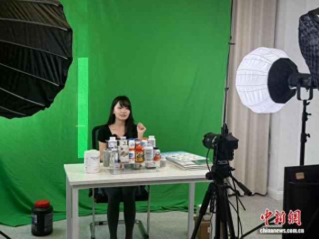 10月23日，湖北亿玛科技有限公司的一名主播正在直播间“带货”。武一力 摄