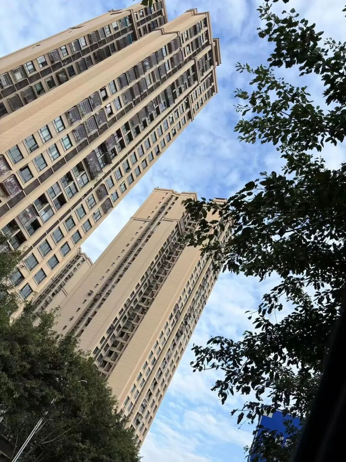 渝北龙兴上空蓝天渐显。（图源：网友）