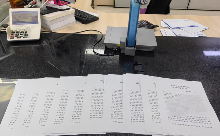 2025年4月,蒋睿鹏在河南洛阳调查被执行人的银行账户流水和税务资料,开了十几份调查令。受访者供图