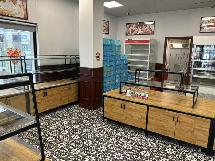 10月27日，静安面包房大木桥路店，货架上只剩矿泉水。