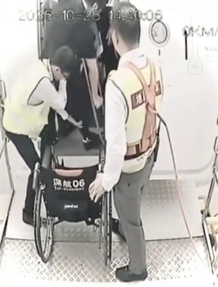 鄭智化進(jìn)入飛機(jī)視頻。截屏圖