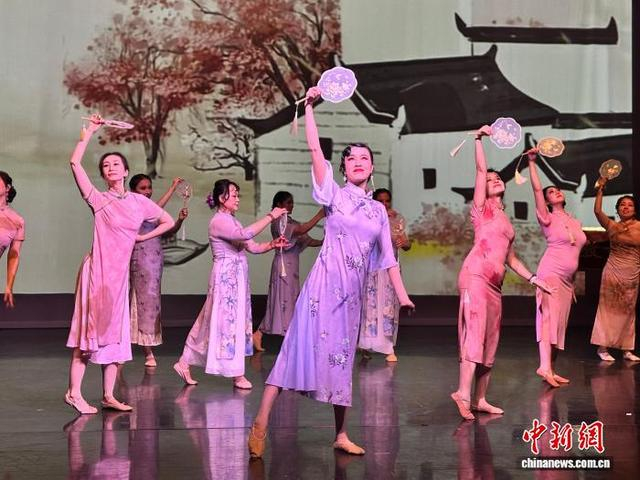 10月26日,英国华文教师节成立二十五周年庆祝典礼暨优秀教师表彰大会在伦敦国王学院举行。图为文艺表演。 记者 欧阳开宇 摄